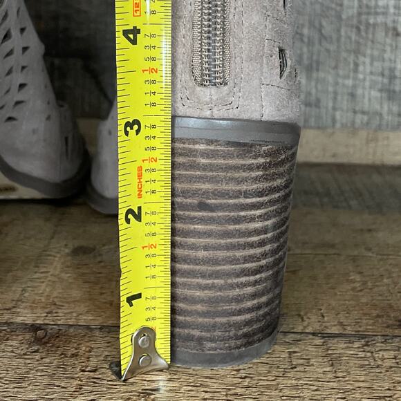 Vince Camuto Tarita Laser Cutout Lace Up Bootie Sandals Tan Suede Size 7.5 - Picture 9 of 14